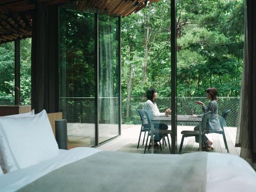 스노우 피크 필드 스위트 스파 헤드쿼터스 (SNOW PEAK FIELD SUITE SPA HEADQUARTERS) 산조 발코니/테라스 - 료칸 이미지 스노우 피크 필드 스위트 스파 헤드쿼터스 (SNOW PEAK FIELD SUITE SPA HEADQUARTERS) 산조 발코니/테라스 - 료칸 이미지