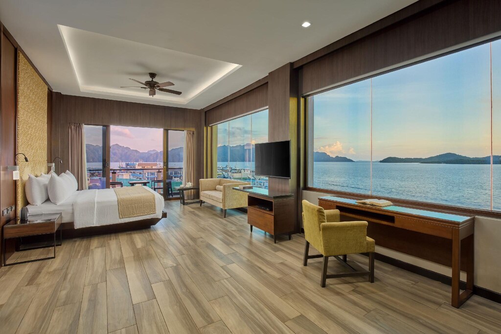 투 시즌스 코론 베이사이드 호텔 (Two Seasons Coron Bayside Hotel) 위치 및 접근성
