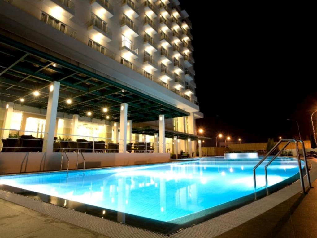 신테사 반도 호텔 (Sintesa Peninsula Hotel) 위치 및 접근성