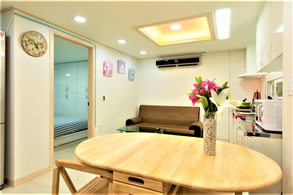 Best/Lovely House.Party.홍대입구역 7번출구.도보1분 (Hongdae 다정하우스 /사랑스런공간. 홍대입구역 (Exit7)도보로1분. 파티가능) 호텔 전경