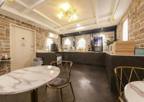 호텔 프렌치 코드 (Hotel French Code) 객실 및 시설