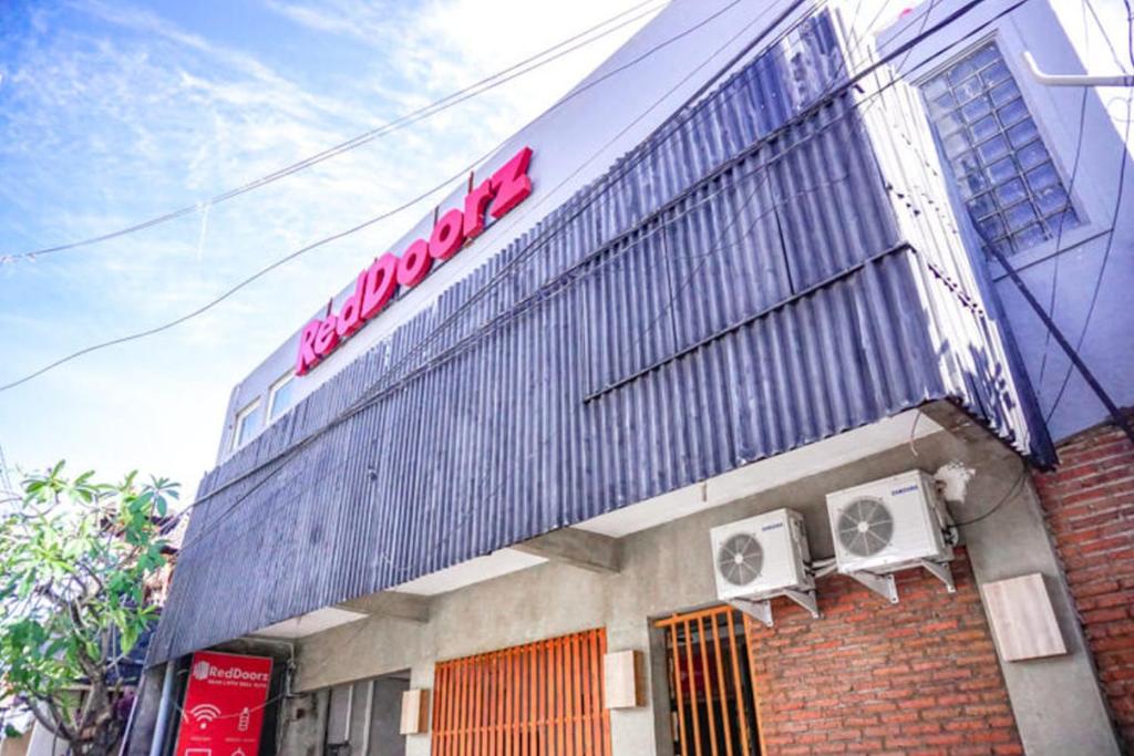 레드도어즈 호스텔 근처 응우라 라이 에어포트 쿠타 (RedDoorz Hostel Near Ngurah Rai Airport Kuta) 객실 및 시설